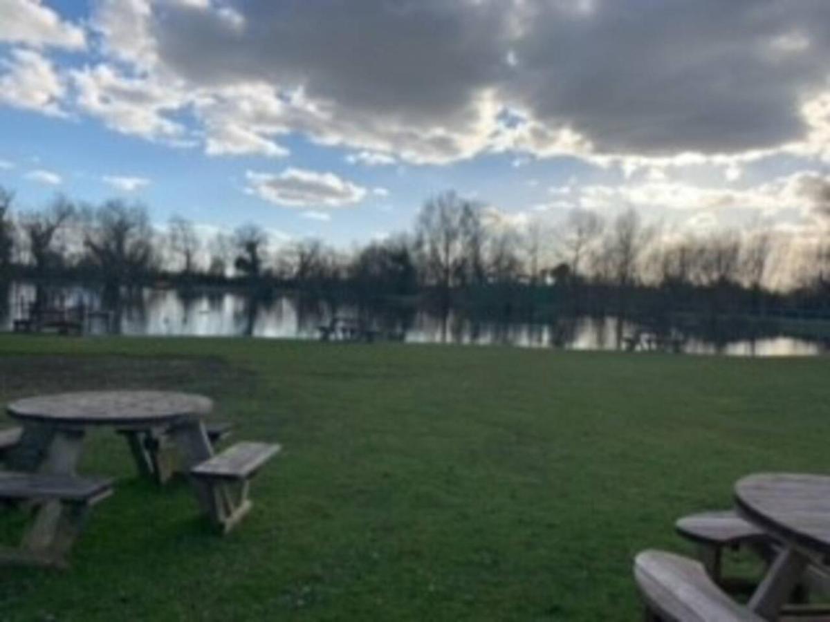 Captivating Bluebell Lodge 2-Bed Cotswolds Caravan 시런세스터 외부 사진